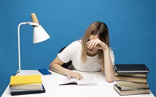 报名成人高考要高中毕业证吗？要报学校吗？
