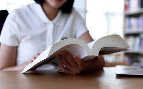 自考本科不能选择学校吗？需要考几门科目？