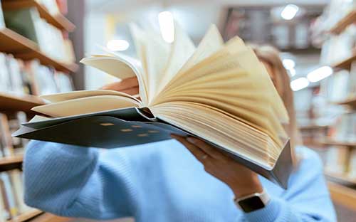 报自考本科要花多少钱？需要自己去大学上课吗？