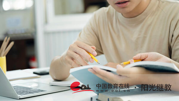 自考本科报名的网站是哪个？选择专业要看哪些方面？